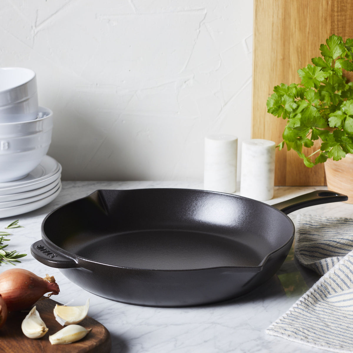 STAUB Pans 26 cm / 10 inch Cast Iron Frying Pan, Black